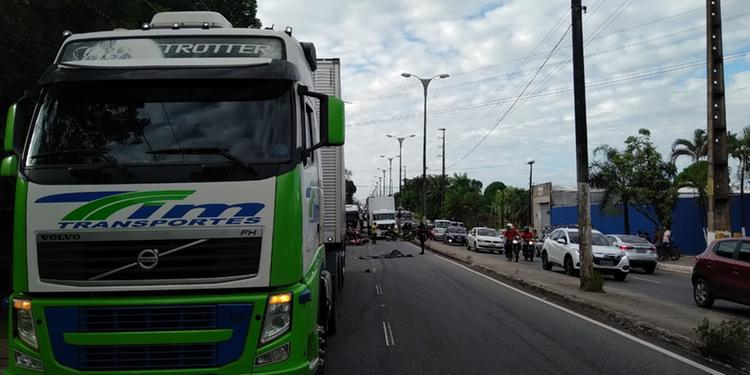 Motociclista morre esmagado por carreta na avenida Mário Covas