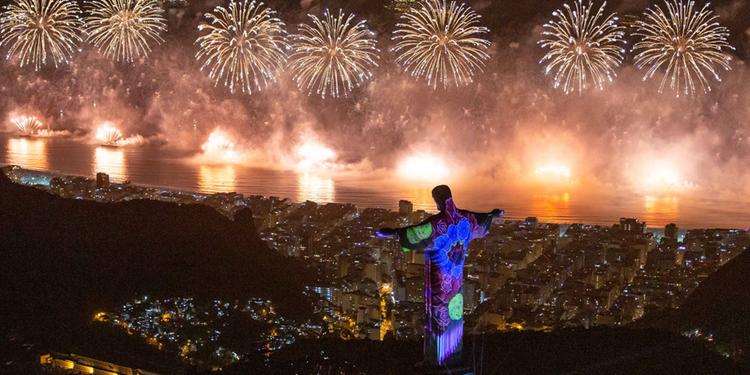 Só vacina garante festa de réveillon e carnaval