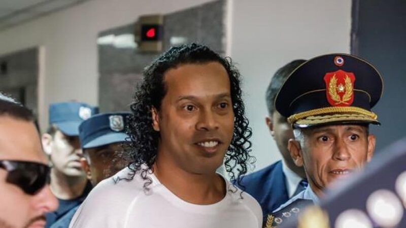 Ronaldinho Gaúcho tem recurso negado e segue em prisão domiciliar no Paraguai