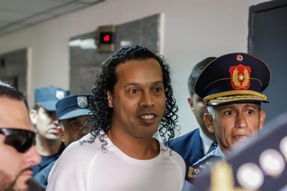 Ronaldinho Gaúcho tem recurso negado e segue em prisão domiciliar no Paraguai