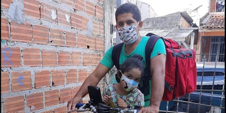 Paraense que fazia entregas de bicicleta com a filha consegue emprego e moto após imagem viralizar