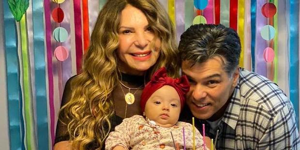 Elba Ramalho e Mauricio Mattar comemoram 4 meses da neta: ‘Corujas’