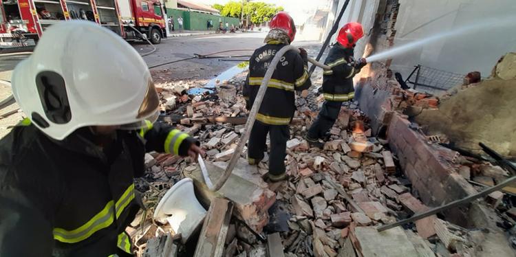 Incêndio de grandes proporções destroi depósitos na Cidade Velha