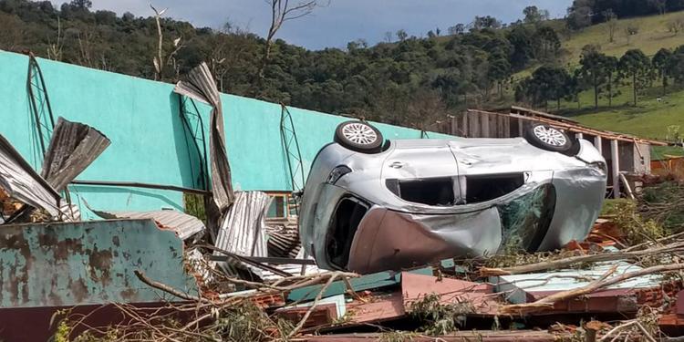 Tempestade em Santa Catarina afeta 26 cidades e deixa 830 desabrigados