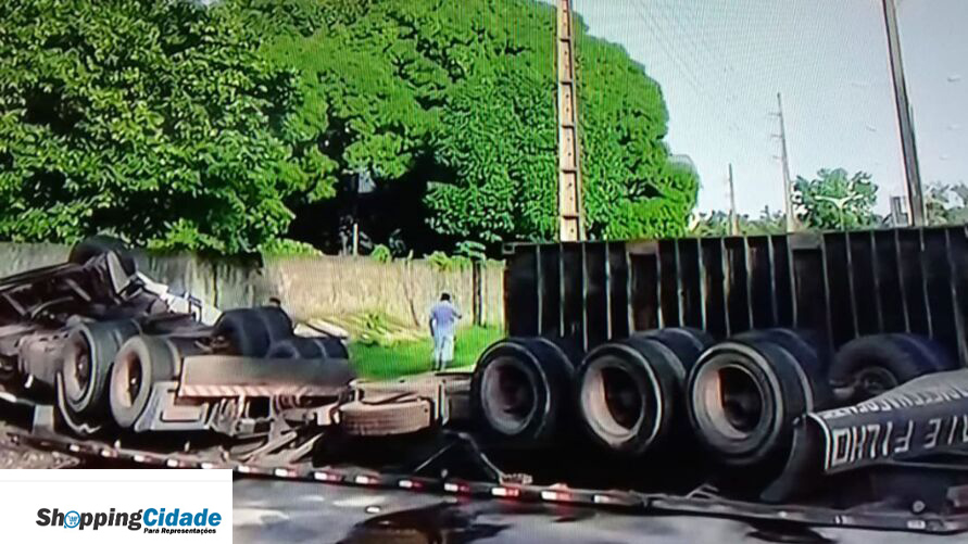 Inusitado – Carreta de grande porte capota na avenida Mário Covas em Belém