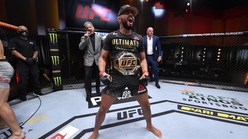 UFC 255 – Deiveson finaliza Alex Perez com guilhotina e mantém cinturão