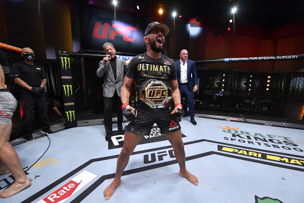 UFC 255 – Deiveson finaliza Alex Perez com guilhotina e mantém cinturão