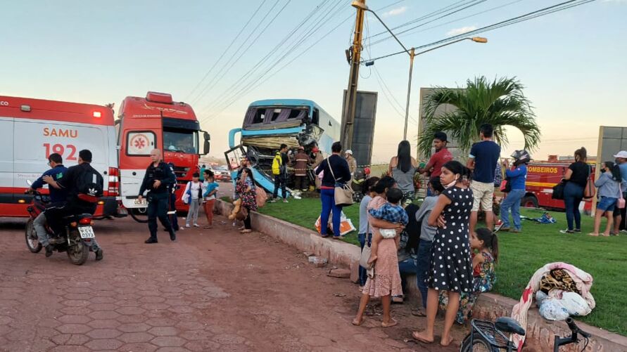 Motorista de ônibus morre em colisão com carreta no Pará