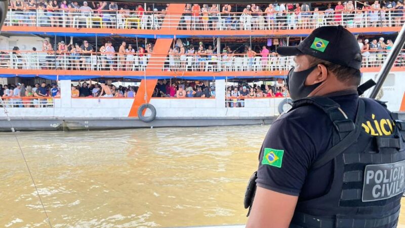 Barco com 1,6 mil pessoas é apreendido em um porto de Belém