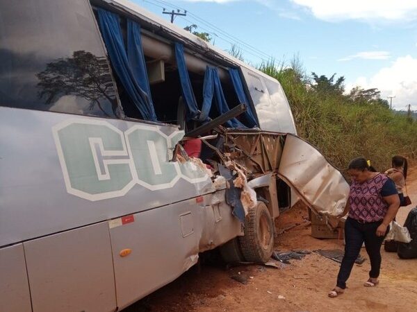 Acidente entre micro-ônibus e carreta deixa crianças feridas na rod. Transamazônica, no Pará