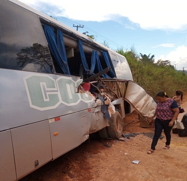 Acidente entre micro-ônibus e carreta deixa crianças feridas na rod. Transamazônica, no Pará