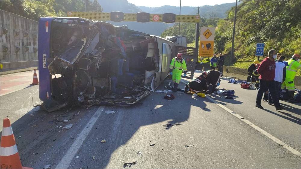 Ônibus com time do Umuarama Futsal tomba, mata duas pessoas e fere ao menos 20 na BR-376, diz PM