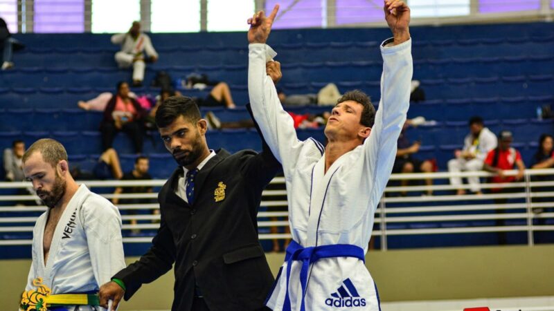 Barueri – Irituiense finaliza adversário e torna-se campeão brasileiro de Jiu Jitsu até 64 kilos em São Paulo.