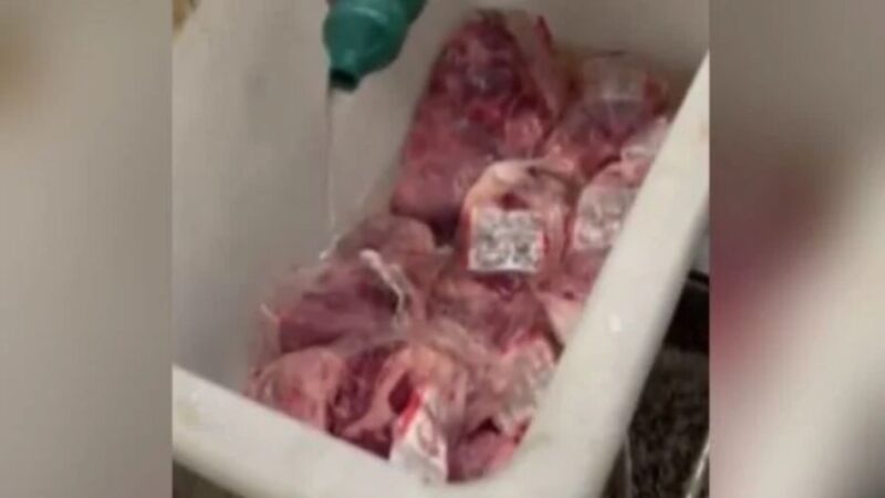 Funcionário de mercado joga cloro em carne com larvas