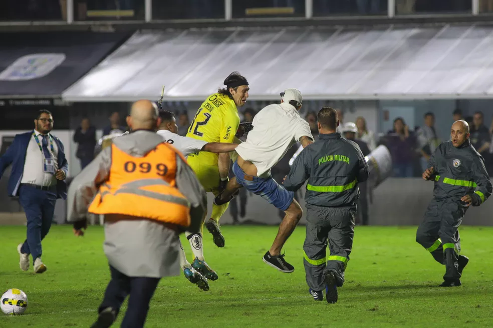 Veja por outro ângulo a agressão a Cássio, do Corinthians