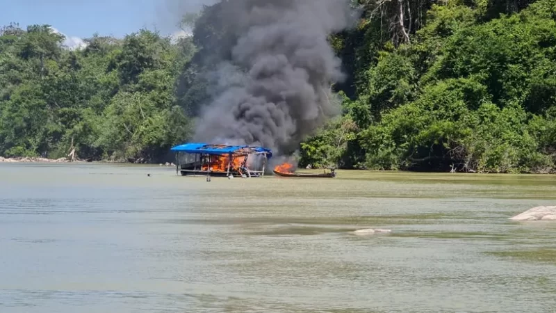 Operação federal flagra balsa com TV e ar-condicionado em garimpo ilegal na Terra Indígena do Baú, no Pará