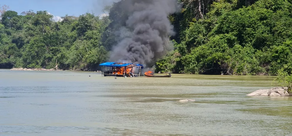 Operação federal flagra balsa com TV e ar-condicionado em garimpo ilegal na Terra Indígena do Baú, no Pará