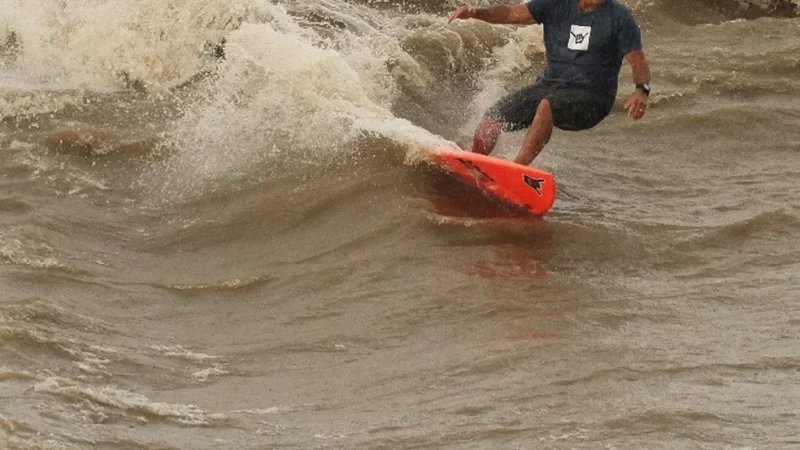 Salinópolis, no Pará, recebe entusiastas do movimento Surf na Pororoca para lançamento de livro